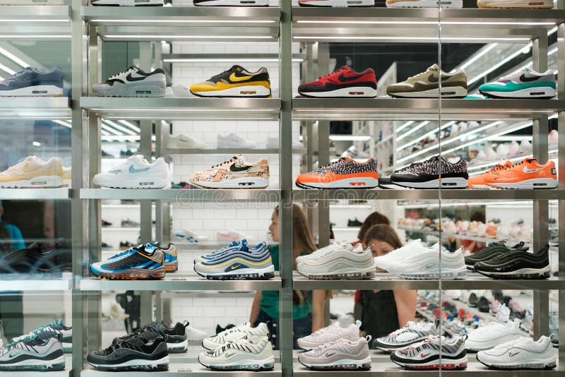 Chaussures de collection/sport d'espadrille de Nike dans la fenêtre d'achats au stor