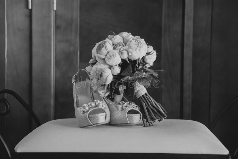 Chaussures de mariage et bouquet de mariage, noir et blanc photo stock Chaussures de mariage et bouquet de mariage, noir et blanc photo stock