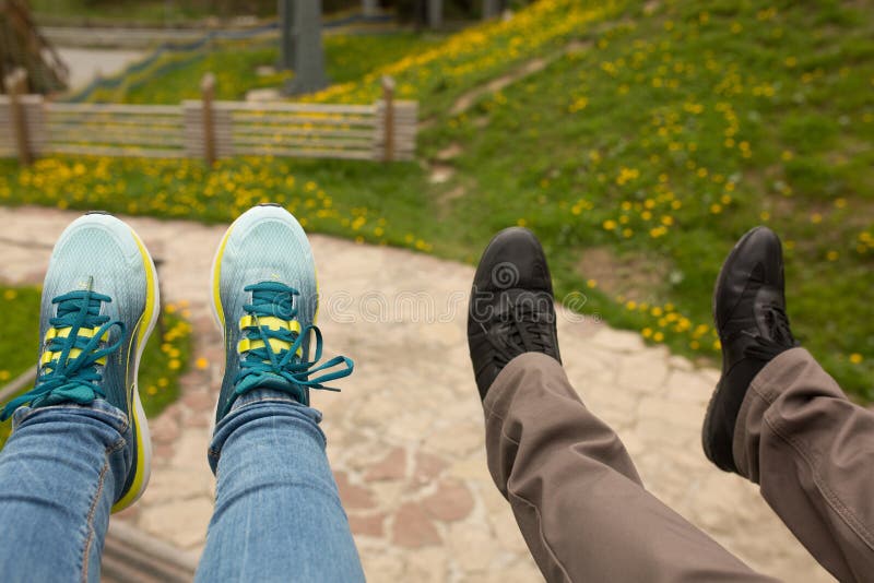 Chaussures de touristes du ` s au-dessus du pré Photo prise sur un Li de montagne photos stock Chaussures de touristes du ` s au-dessus du pré Photo prise sur un Li de montagne photos stock