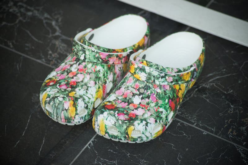 Chaussures En Plastique à Fleurs Imprimées De Crocs Dans La Salle  D'exposition De La Boutique De Mode Photographie éditorial - Image du  fermer, vert: 221214157