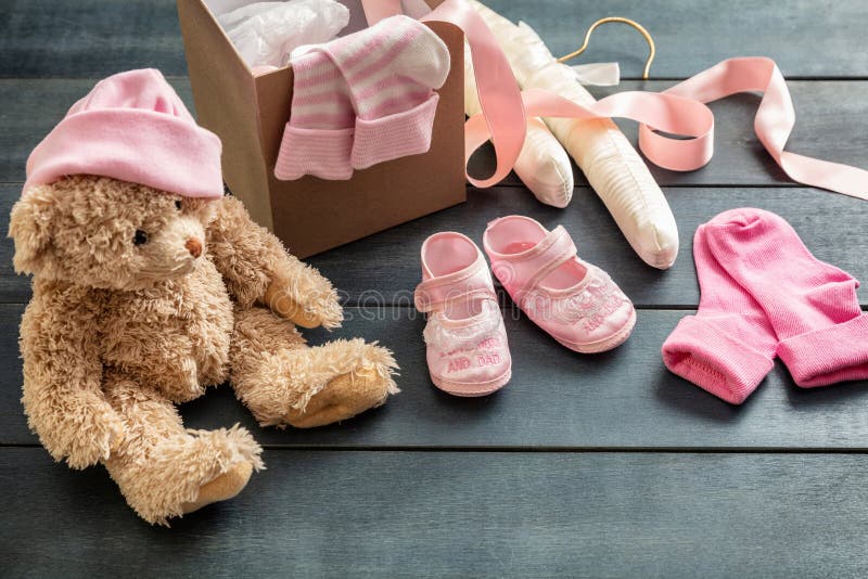 Chaussures Et Chaussettes De Bébé Garçon Sur Le Fond En Bois Bleu