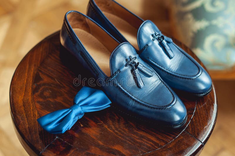 Chaussures Et Noeud Papillon Bleus Sur Un Tabouret Rond En Bois Accessoire  Pour La Robe Formelle Symbole De L'élégance Et De La M Photo stock - Image  du vêtements, rond: 90797944