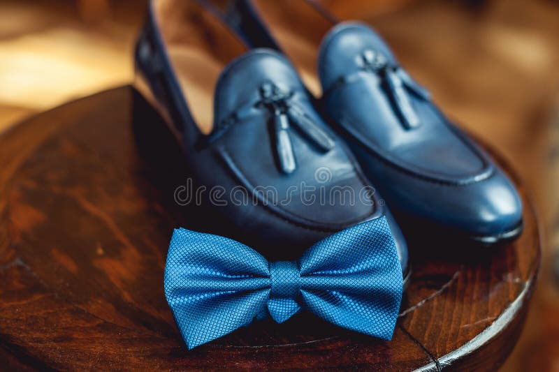 Chaussures Et Noeud Papillon Bleus Sur Un Tabouret Rond En Bois Accessoire  Pour La Robe Formelle Symbole De L'élégance Et De La M Photo stock - Image  du vêtements, rond: 90797944