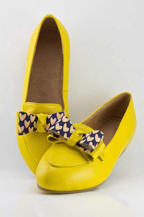 des chaussures jaunes