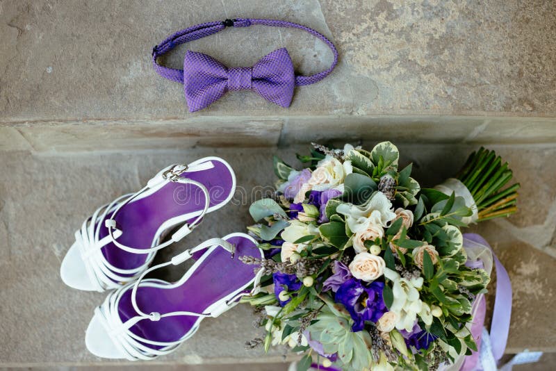 Chaussures les ?pousant pourpres de noeud papillon de bouquet d'accessoires photos stock Chaussures les ?pousant pourpres de noeud papillon de bouquet d'accessoires photos stock