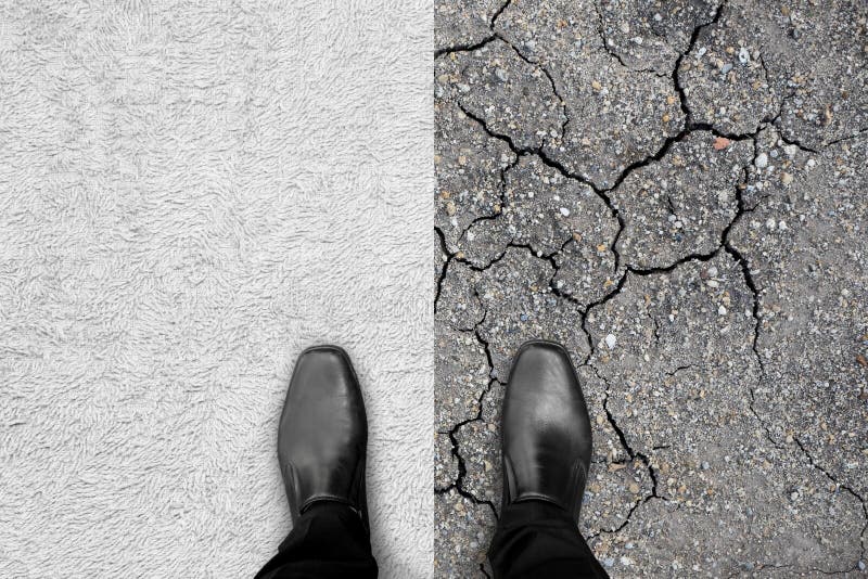 Chaussures noires se tenant sur le tapis et la terre photo stock Chaussures noires se tenant sur le tapis et la terre photo stock