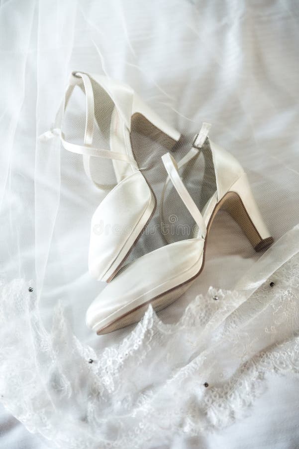 Chaussures nuptiales blanches disposées