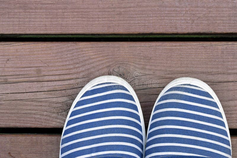 Chaussures rayées bleues et blanches de style de marin images stock Chaussures rayées bleues et blanches de style de marin images stock