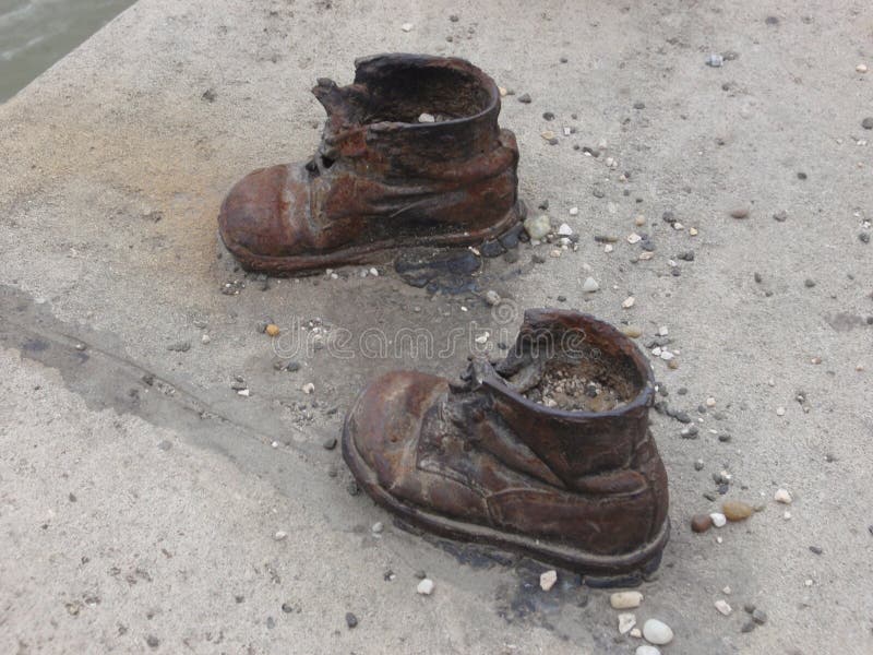 Download Chaussures sur le Danube image stock éditorial. Image du honneurs - 45357219