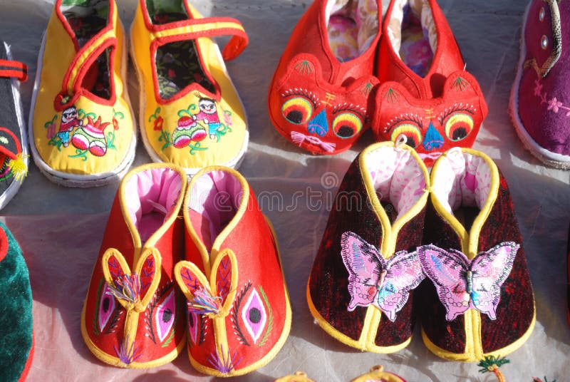 Chaussures Traditionnelles Chinoises De Tissu De Chéri Photo stock - Image  du asiatique, tissu: 27963768