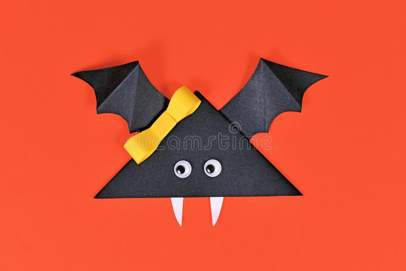 Chauve Souris Vampire Mignonne Simple De Papier D Halloween Avec Les Yeux Ecarquilles Droles Et Sur Le Fond Orange Photo Stock Image Du Origami Createur