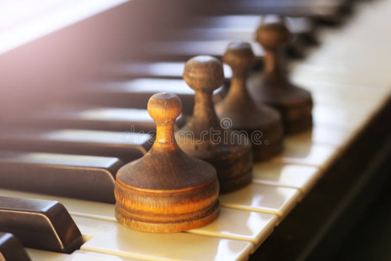 Chaves De Xadrez E Piano Tão Perto Foto de Stock - Imagem de potência,  inteligência: 219983936