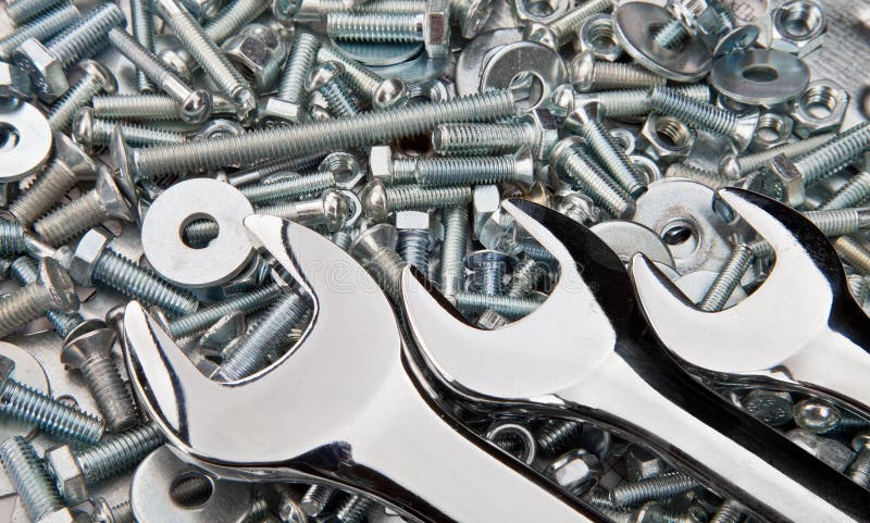 Chaves inglesas de Chrome, porcas - e - parafusos úteis como um fundo fotografia de stock Chaves inglesas de Chrome, porcas - e - parafusos úteis como um fundo fotografia de stock