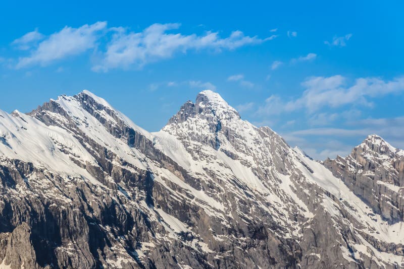 Chaîne de montagne de C avec le ciel bleu en Suisse image stock Chaîne de montagne de C avec le ciel bleu en Suisse image stock