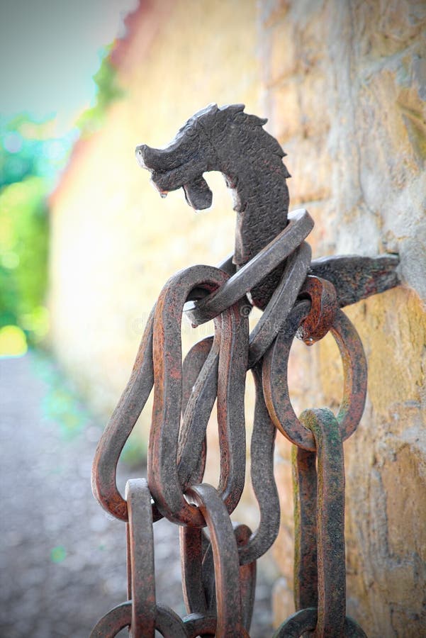 Chaîne et crochet d'origine médiévale, le concept de la contrainte, lien, shackling photo libre de droits Chaîne et crochet d'origine médiévale, le concept de la contrainte, lien, shackling photo libre de droits