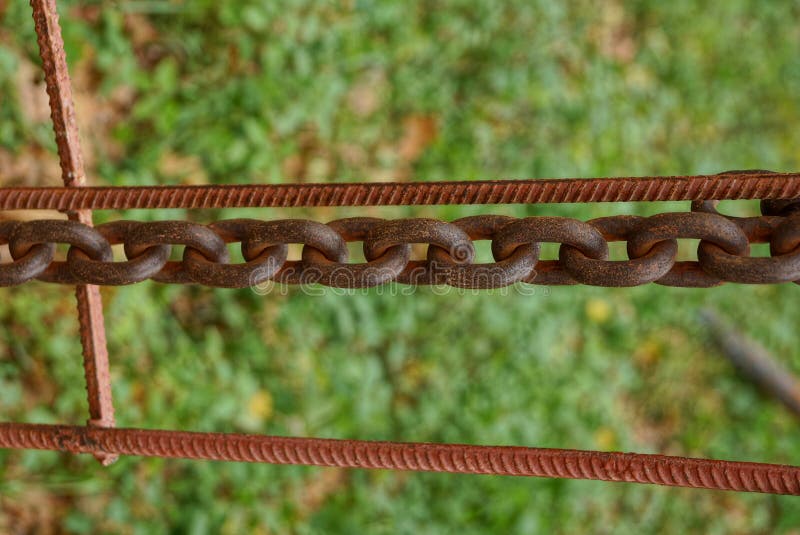 Chaîne rouillée de long fer sur la chaîne de barres d'acier photo stock Chaîne rouillée de long fer sur la chaîne de barres d'acier photo stock