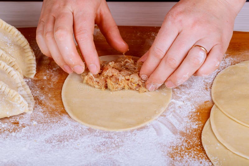 Chebureks, сырцовые pasties с мясом стоковые изображения Chebureks, сырцовые pasties с мясом стоковые изображения