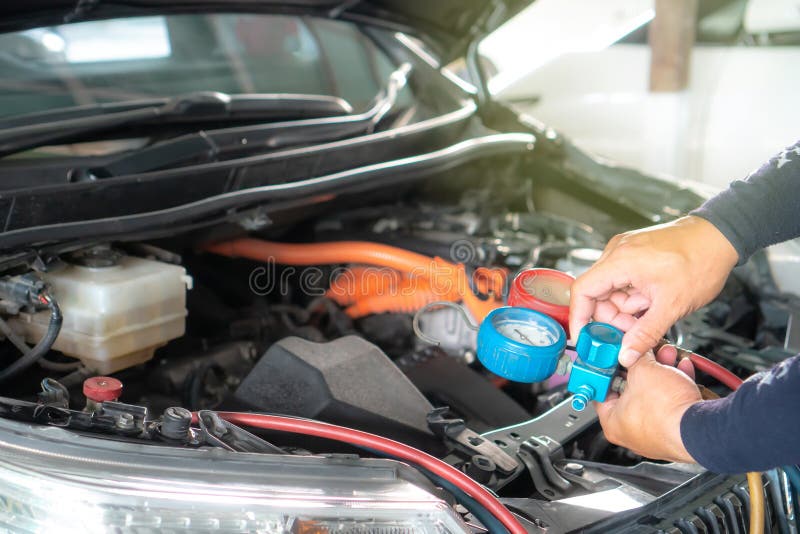 Check car air conditioning system refrigerant recharge