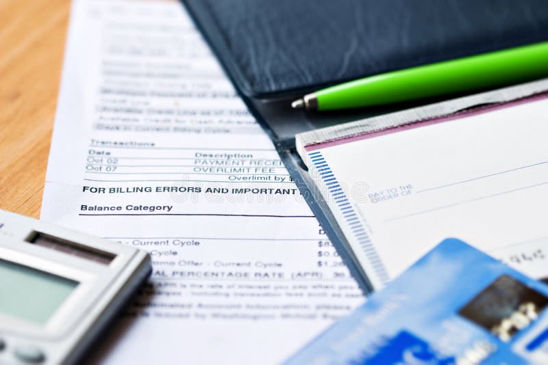 Checkbook met creditcards stock foto Checkbook met creditcards stock foto