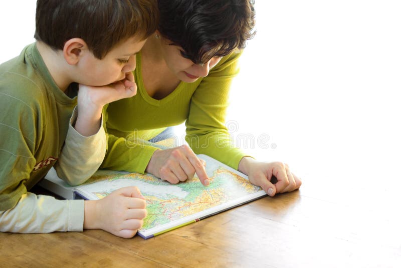 Matka syna kontrolujú mape izolované na bielom.