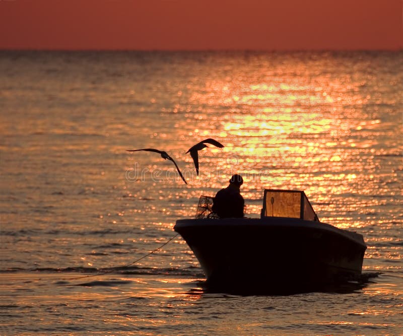 Pescatore e amici controllando le trappole all'alba.