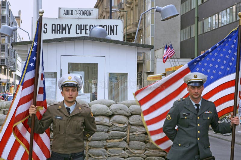 Checkpoint Charlie in Berlijn; Duitsland stock foto Checkpoint Charlie in Berlijn; Duitsland stock foto