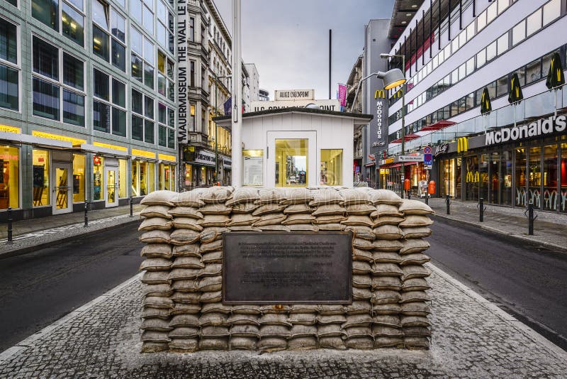 Checkpoint Charlie a Berlino