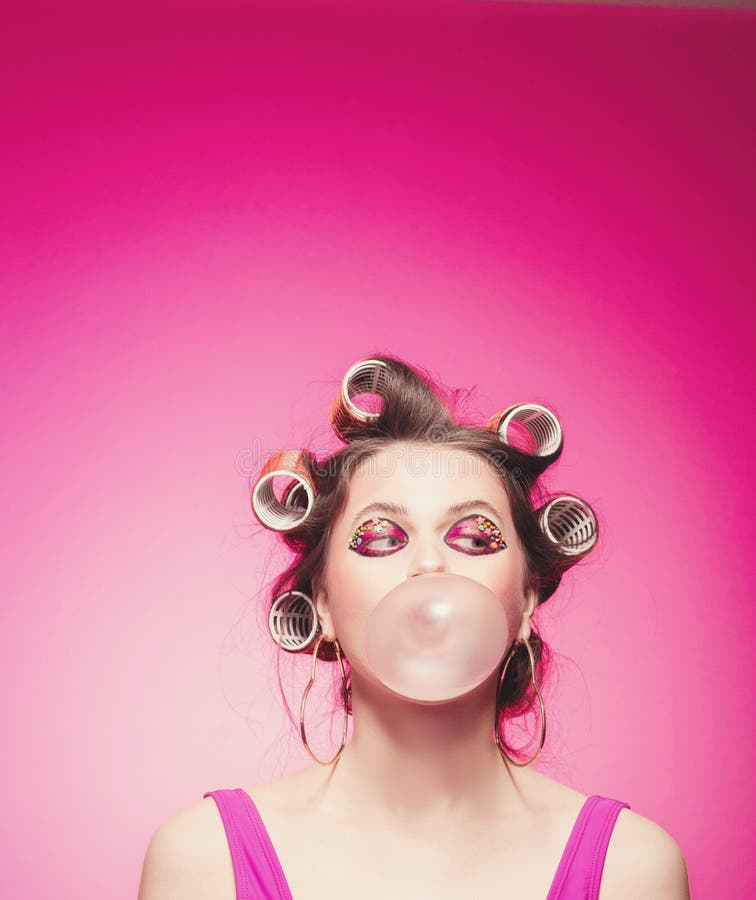 Cheekig flicka med bubbelgum på rosa bakgrund i kroppen, med krämer på huvudet Ganska kvinnor med söt smink royaltyfria bilder Cheekig flicka med bubbelgum på rosa bakgrund i kroppen, med krämer på huvudet Ganska kvinnor med söt smink royaltyfria bilder