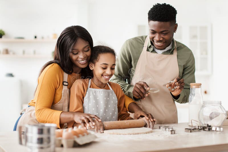https://thumbs.dreamstime.com/b/cheerful-black-parents-daughter-baking-pastry-rolling-out-dough-cookies-spending-time-together-modern-kitchen-indoor-247558424.jpg
