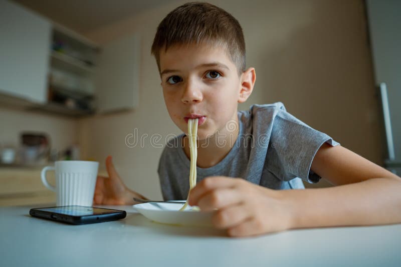 Голодный мальчик. Голодный мальчик ест фото. Hungry boy. Мальчик ест макароны картинка а другой мальчик ест его мозги. Hungry boys