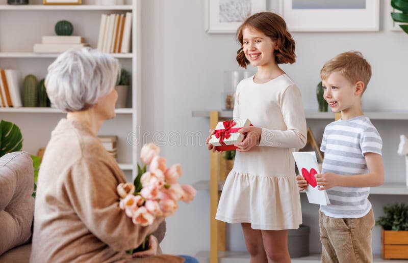 Contento donne accetta congratulazioni Carino nipote un nipotina da fiori mentre ottenere vacanza sul nonni.