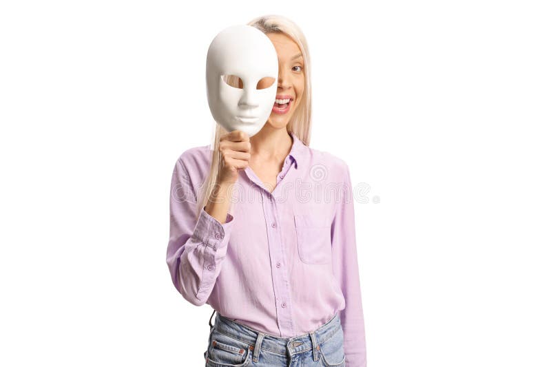 Cheerfull kvinna som täcker ansiktet med en vit mask royaltyfria bilder