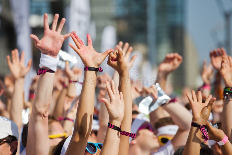 La multitud de sobre el deporte evento ganar manos.