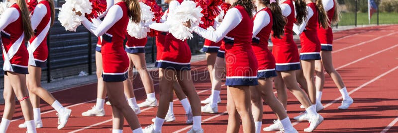 Cheerleading trupp för högstadium royaltyfri fotografi Cheerleading trupp för högstadium royaltyfri fotografi