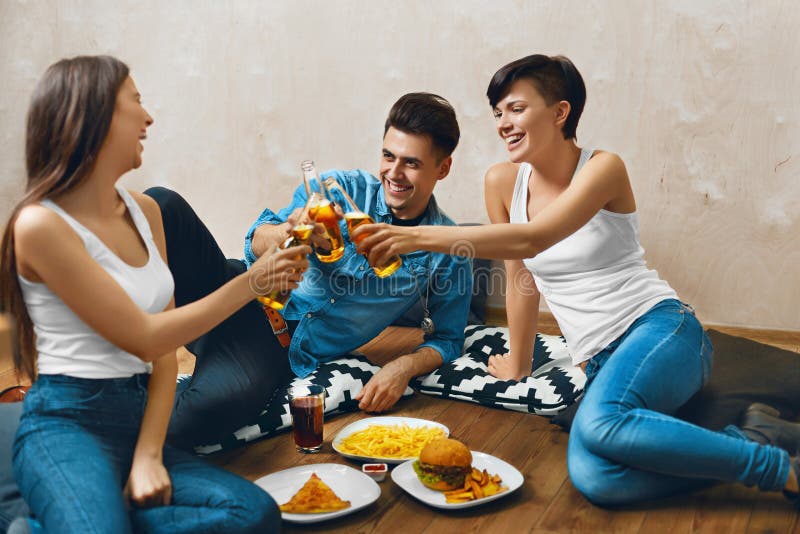 cheers Mensen die Bier roosteren, die Snel Voedsel eten Vrienden Celebra stock foto cheers Mensen die Bier roosteren, die Snel Voedsel eten Vrienden Celebra stock foto