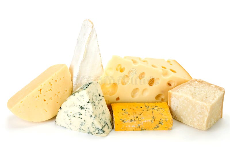 Vari tipi di formaggio su sfondo bianco.