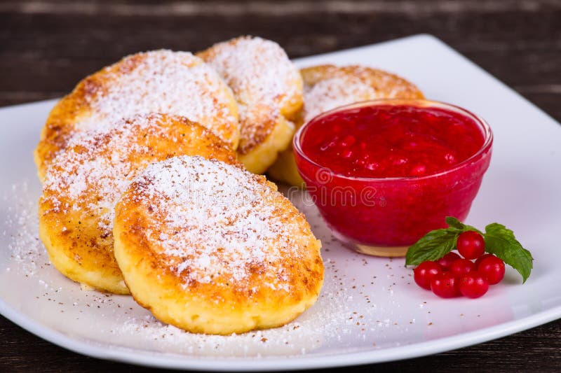 Cheese pancakes with berry jam