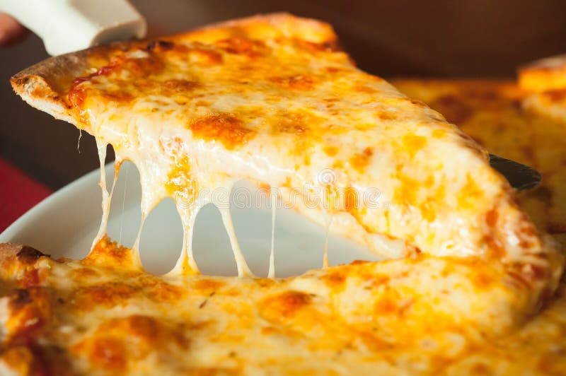 Yummy pizza al formaggio di sollevamento.