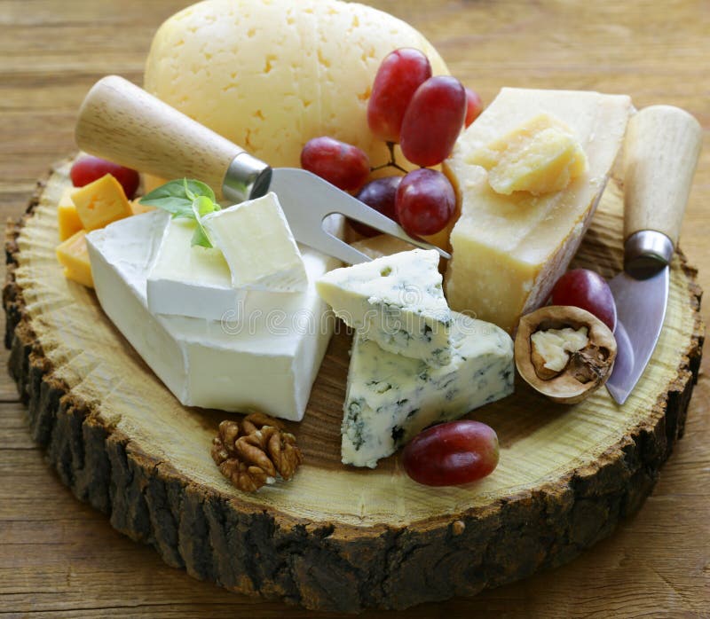 Cheeseboard O Surtido De Queso. Abundancia De Quesos Gourmet Con Uvas