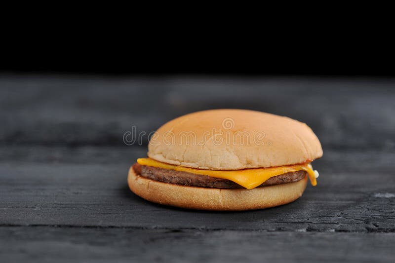 https://thumbs.dreamstime.com/b/cheeseburger-cheese-black-wooden-background-140683674.jpg