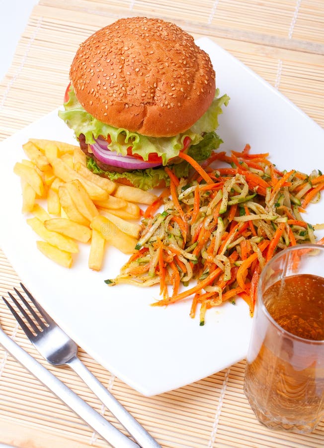 Cheeseburger, Fischrogen, Gemüse lizenzfreie stockfotos Cheeseburger, Fischrogen, Gemüse lizenzfreie stockfotos