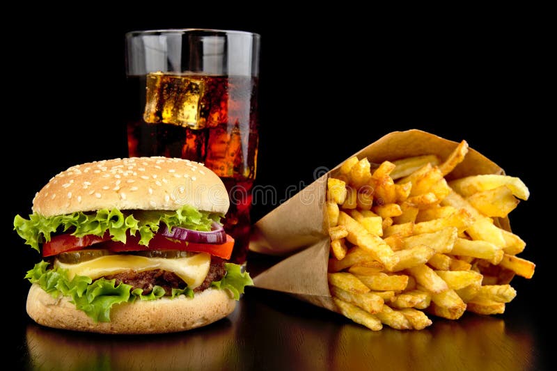 Cheeseburger grande con el vidrio de cola y de patatas fritas en el de negro