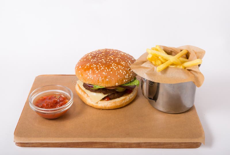 Cheeseburger met frieten stock afbeeldingen