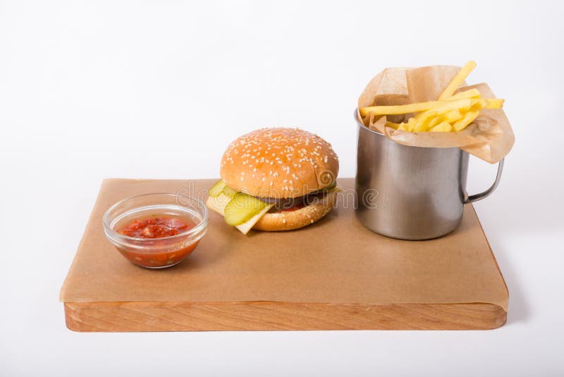 Cheeseburger met frieten stock foto