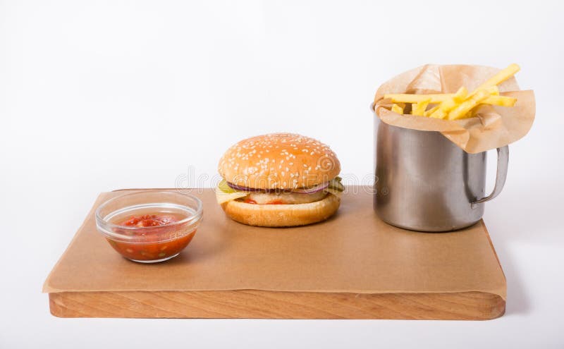 Cheeseburger met frieten royalty-vrije stock foto's