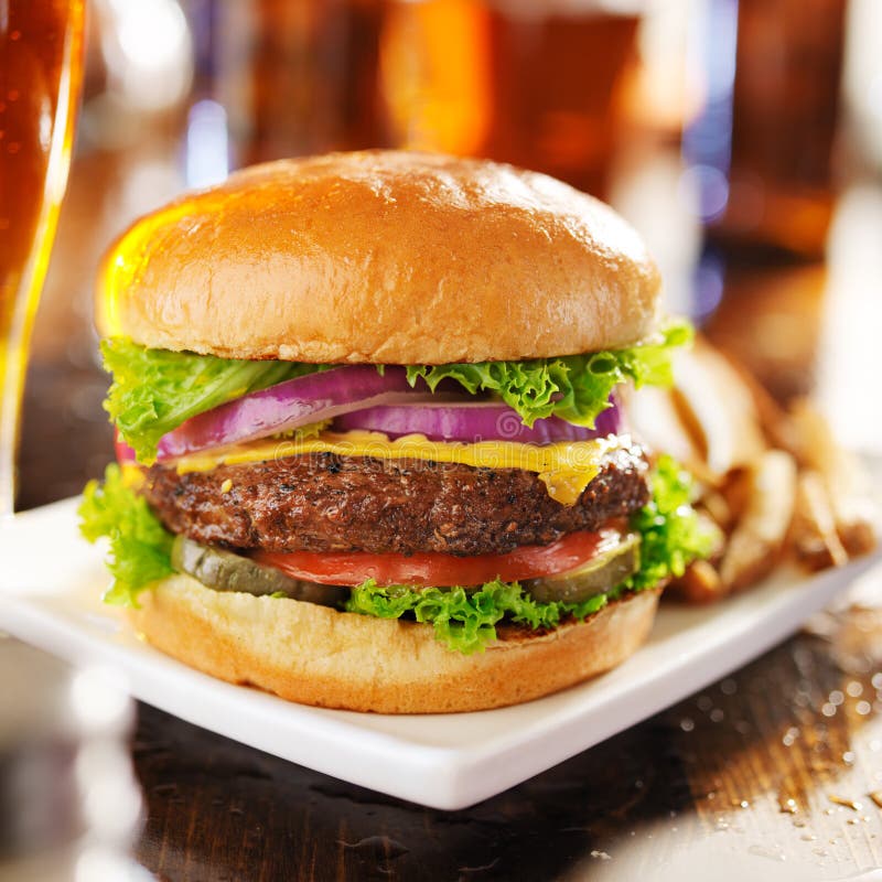 Cheeseburger Mit Bier Und Pommes-Frites Stockfoto - Bild von schnell ...