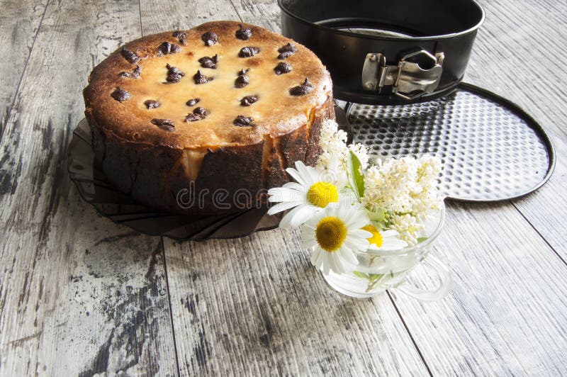 Cheesecake with a bouquet of daisies and a form fo