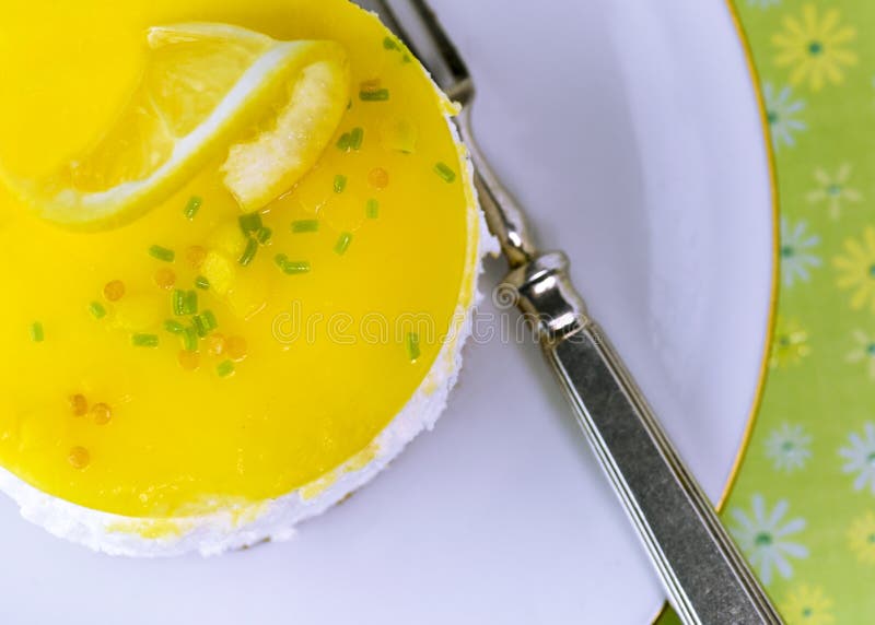 Cheesecake cytryna na białym talerzu z coloured zielonym tłem obraz royalty free Cheesecake cytryna na białym talerzu z coloured zielonym tłem obraz royalty free