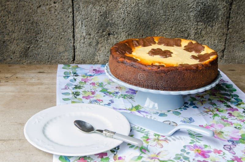 Cheesecake με τη σοκολάτα και τη βανίλια στοκ φωτογραφία Cheesecake με τη σοκολάτα και τη βανίλια στοκ φωτογραφία