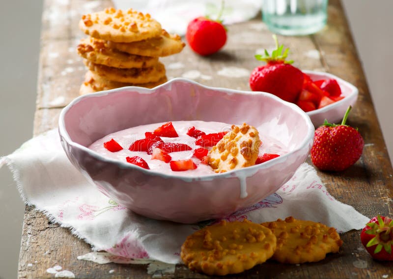 Cheesecake φραουλών εμβύθιση με τα μπισκότα στοκ εικόνα Cheesecake φραουλών εμβύθιση με τα μπισκότα στοκ εικόνα